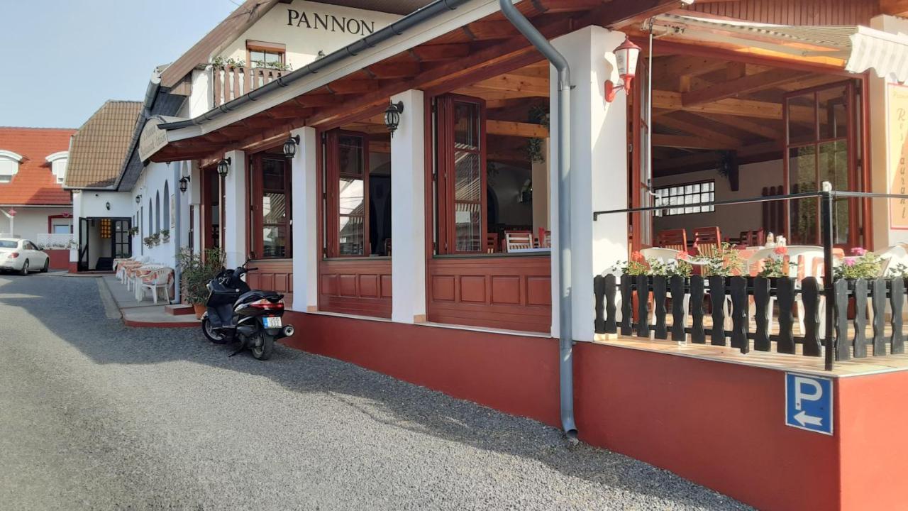 Pannon Panzio Restaurant Hotel Pannonhalma Exterior photo