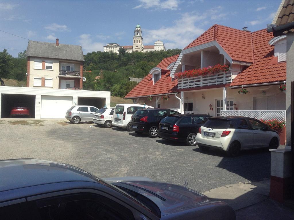 Pannon Panzio Restaurant Hotel Pannonhalma Exterior photo
